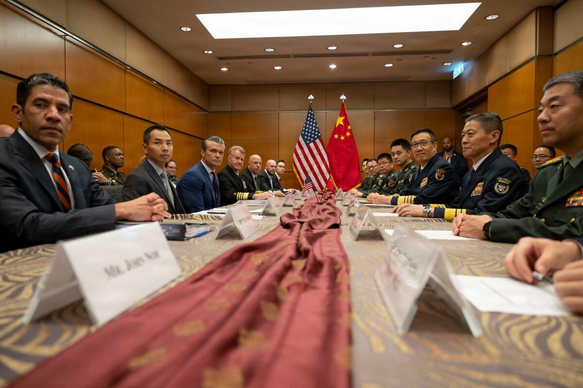 當美國選擇用制度化支持來降低台海的不確定性，中國則在不正面衝撞民主制度的前提下，透過「治理替代」與「民意呈現方式」的操作，把台灣重新拉回大國談判桌。（圖為美國國防部長海格塞斯（左三）與中國國防部長董軍（右三）在馬來西亞吉隆坡第12屆東盟防長會議場邊對話會談，就台海及南海議題激烈交鋒。） 圖：翻攝US Defense Department（資料照片）