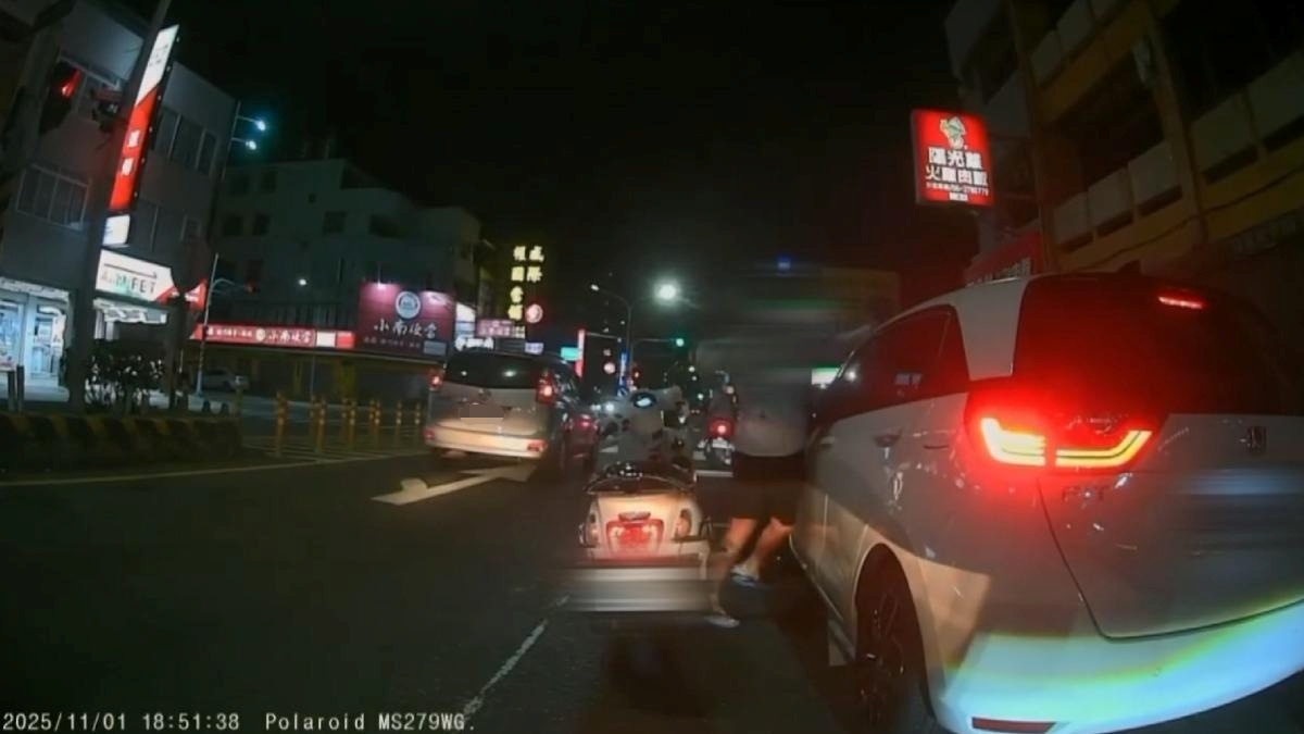 台南市爆發行車糾紛，機車騎士猛捶轎車車窗。 圖：翻攝自Threads