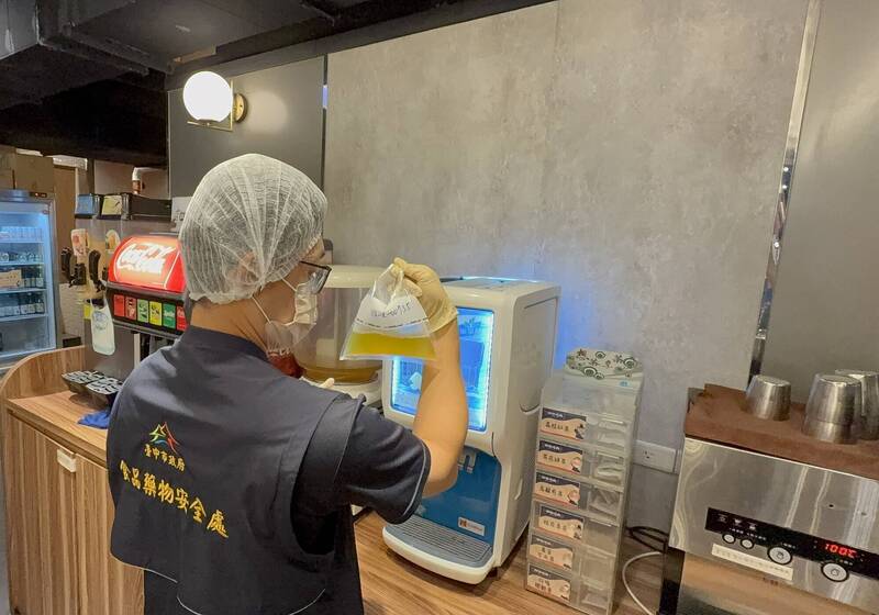 食藥署稽查發現部分業者現場調製飲品及冰品的衛生狀況不佳。 圖：食藥署提供