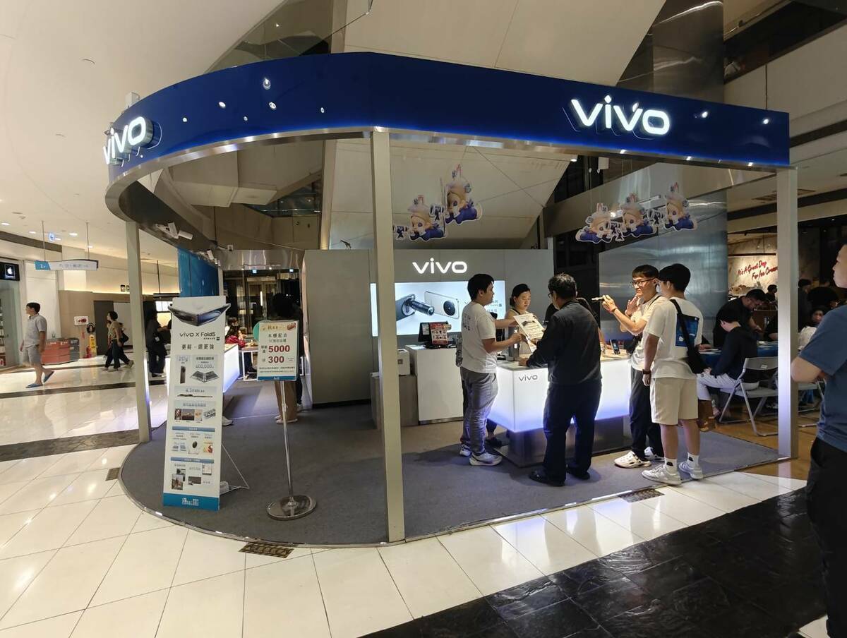高雄夢時代購物中心VIVO品牌體驗店蔡姓店長，擅自主張「買5000送300活動」無法折抵VIVO X300系列手機，僅能折抵手機配件，造成消費者權益受損。 圖：民眾提供