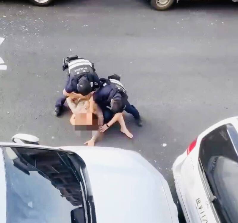 嘉義民雄男子情緒不穩，沿街砸車遭快打警力壓制。 圖：民雄警分局提供