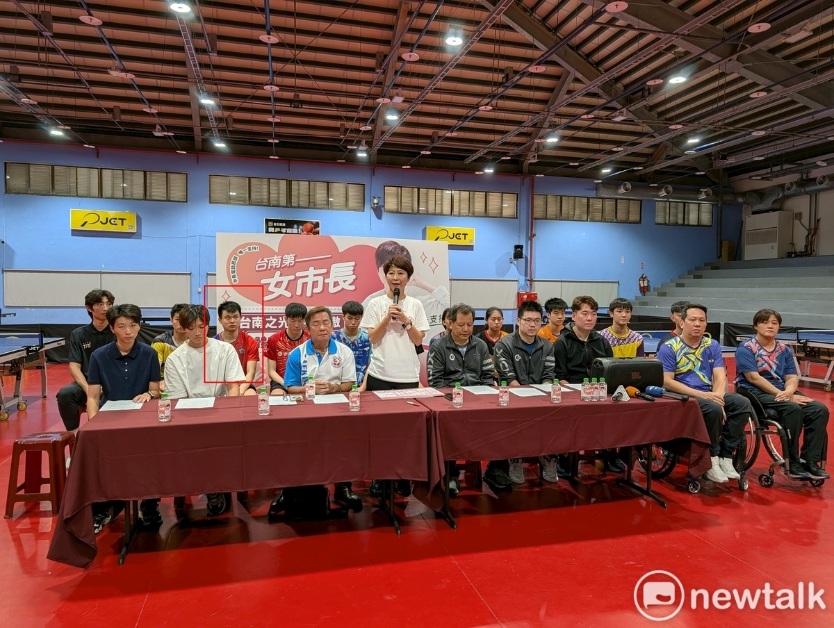台南出身的桌球雙將馮翊新、郭冠宏勇奪WTT倫敦球星挑戰賽男雙冠軍，在國際舞台上大放異彩。民進黨立法委員陳亭妃邀集台南優秀桌球與跆拳道選手、教練舉行記者會，恭賀台南選手表現亮眼，也提出完整體育人才政策藍圖，強調「台灣不是沒有人才，是需要完整支持計劃來挺運動選手。」 圖：陳亭妃服務處提供