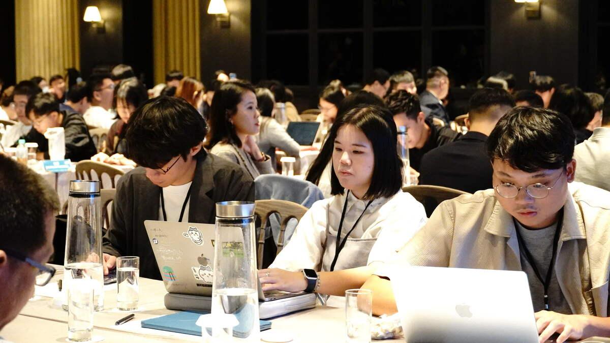 青年委員於交流會中專注準備議題資料，為上台報告提案做好準備。 圖：高雄市青年局/提供