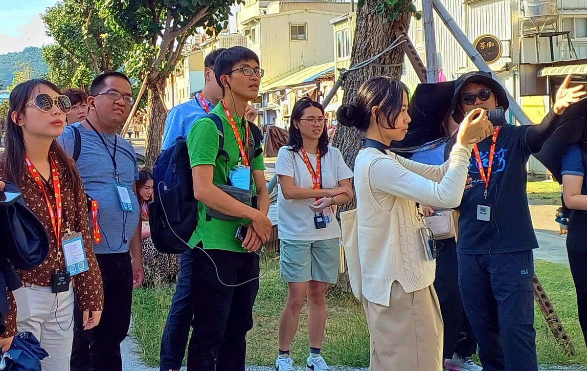 青年委員於交流會後參加「城市走讀」活動，走訪高雄文化場域與特色景點。 圖：高雄市青年局/提供