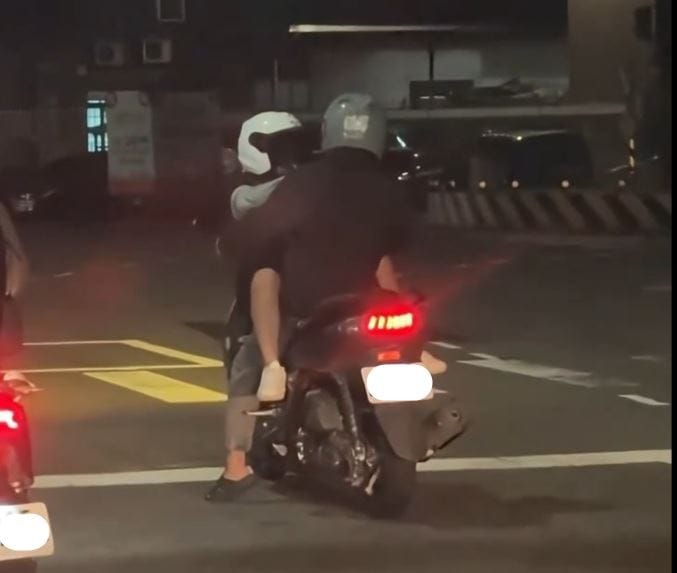 民眾拍下離譜雙載機車，直言「第一次看到機車便當」。 圖：翻攝自Threads
