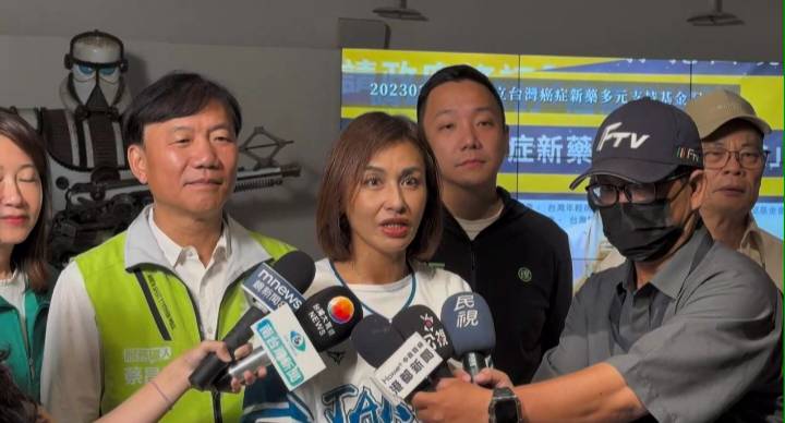 邱議瑩(中)回應民調數字都列為參考，會持續照自己的步調前行，不斷推出牛肉政見，並規劃11月15日在旗山美濃舉辦第一場造勢活動。 圖：邱議瑩競選總部/提供