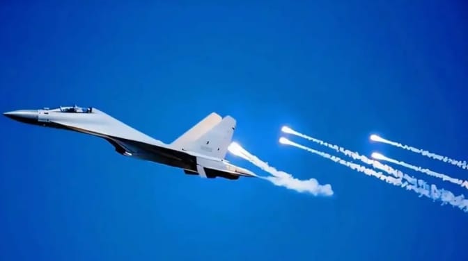 解放軍殲-16戰機在南海對澳洲偵察機發射照明彈。(示意圖) 圖 : 翻攝自星球調研室