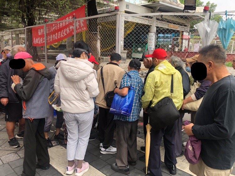 台北龍山寺外出現「影印雙證件領1000元」活動，大量年長者排隊領取。 圖：翻攝自Threads