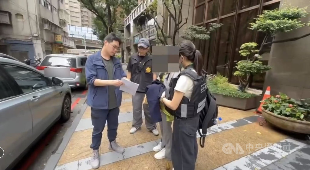 台北市信義區近日發生雙屍案，現場發現不明粉末和藥錠，檢警追查毒品來源，鎖定販毒的蘇姓（右2）、鍾姓及謝姓3嫌，並於3日拘提到案，落網畫面曝光。（翻攝照片）中央社記者黃麗芸傳真 114年11月4日