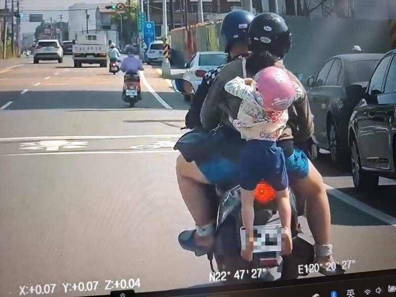高雄出現離譜「四貼」機車，後方嬰幼兒直接懸在半空。 圖：翻攝自WoWtchout - 地圖型行車影像分享平台