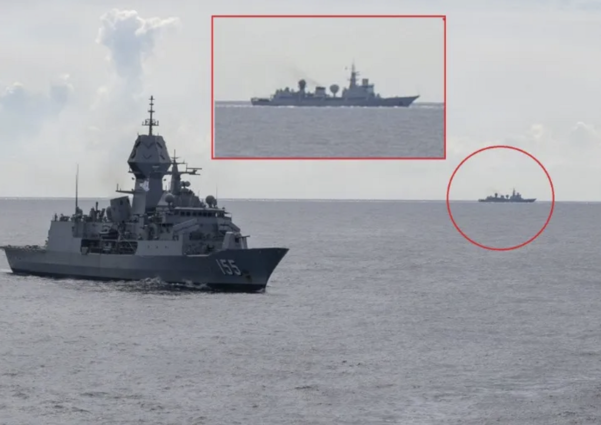 彭博社報導指出，一艘中國815型電子偵察艦，被發現尾隨在美國及澳洲艦艇後方。 圖：翻攝自 樞密院十號