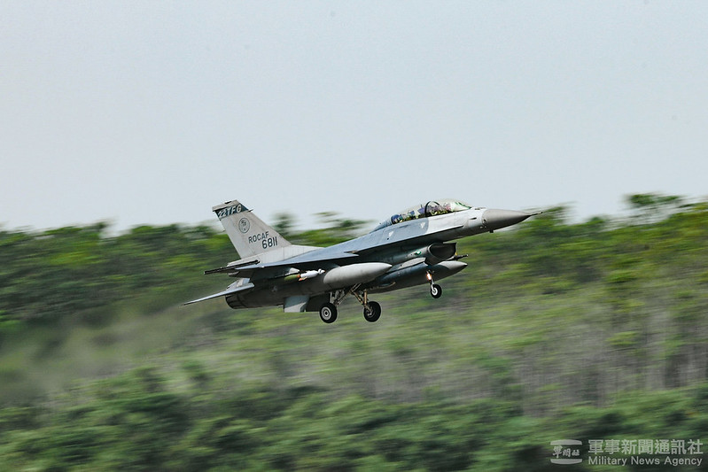 台灣對美國採購的66架F-16V戰機交付延宕，目前1架都還沒返台，這也引發立委關注。對此，美國洛克希德馬丁公司4日表示，目前正致力加速向台灣交付新型F-16V戰機。(圖為F-16V) 圖：軍聞社提供