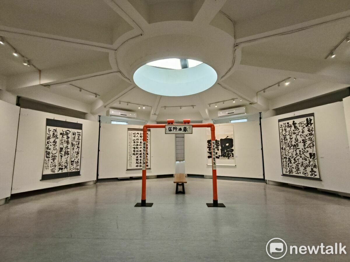 創價美術館研究員許志芳甫獲全國美展書法類金牌獎殊榮，備受藝術界矚目，在各界引頸企盼下，將於11日7日至26日在明宗書法藝術館舉辦「跡象──許志芳書藝刀刻創作展」，展出風格多元的書法作品，以及令人驚艷的異質書寫和陶壺刀刻創作， 圖：黃博郎／攝
