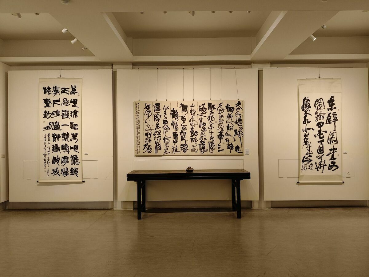 創價美術館研究員許志芳甫獲全國美展書法類金牌獎殊榮，備受藝術界矚目，在各界引頸企盼下，將於11日7日至26日在明宗書法藝術館舉辦「跡象──許志芳書藝刀刻創作展」，展出風格多元的書法作品，以及令人驚艷的異質書寫和陶壺刀刻創作， 圖：黃博郎／攝