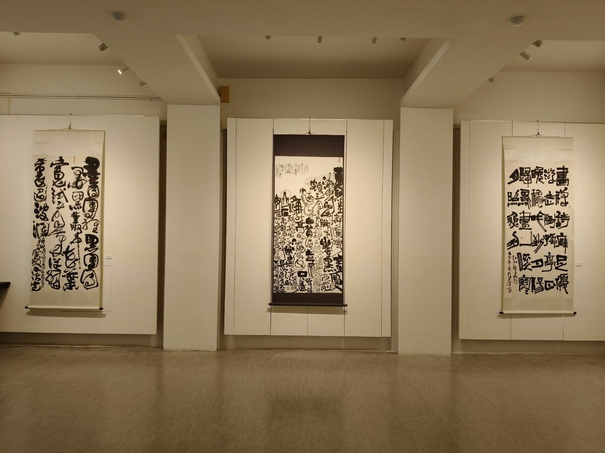 創價美術館研究員許志芳甫獲全國美展書法類金牌獎殊榮，備受藝術界矚目，在各界引頸企盼下，將於11日7日至26日在明宗書法藝術館舉辦「跡象──許志芳書藝刀刻創作展」，展出風格多元的書法作品，以及令人驚艷的異質書寫和陶壺刀刻創作， 圖：黃博郎／攝