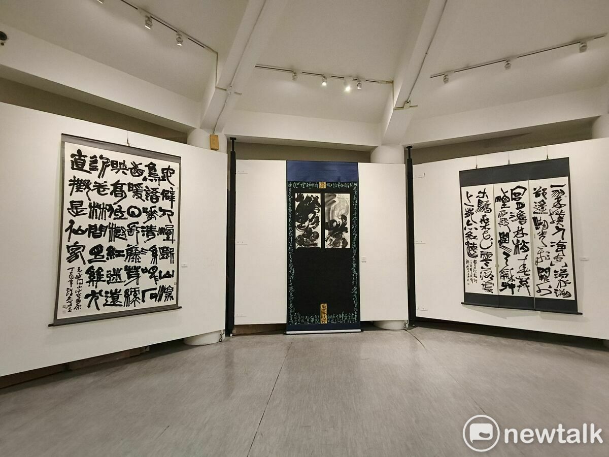 創價美術館研究員許志芳甫獲全國美展書法類金牌獎殊榮，備受藝術界矚目，在各界引頸企盼下，將於11日7日至26日在明宗書法藝術館舉辦「跡象──許志芳書藝刀刻創作展」，展出風格多元的書法作品，以及令人驚艷的異質書寫和陶壺刀刻創作， 圖：黃博郎／攝