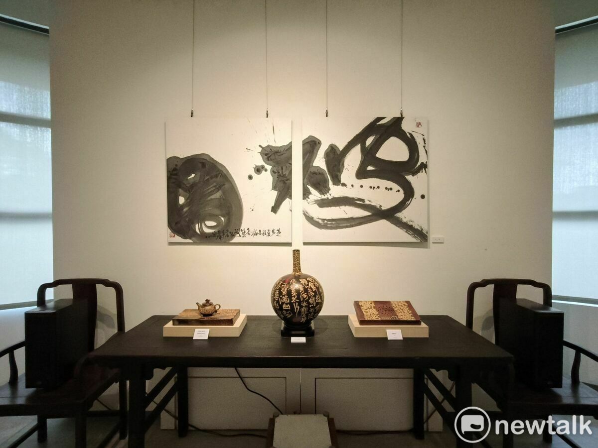 創價美術館研究員許志芳甫獲全國美展書法類金牌獎殊榮，備受藝術界矚目，在各界引頸企盼下，將於11日7日至26日在明宗書法藝術館舉辦「跡象──許志芳書藝刀刻創作展」，展出風格多元的書法作品，以及令人驚艷的異質書寫和陶壺刀刻創作， 圖：黃博郎／攝