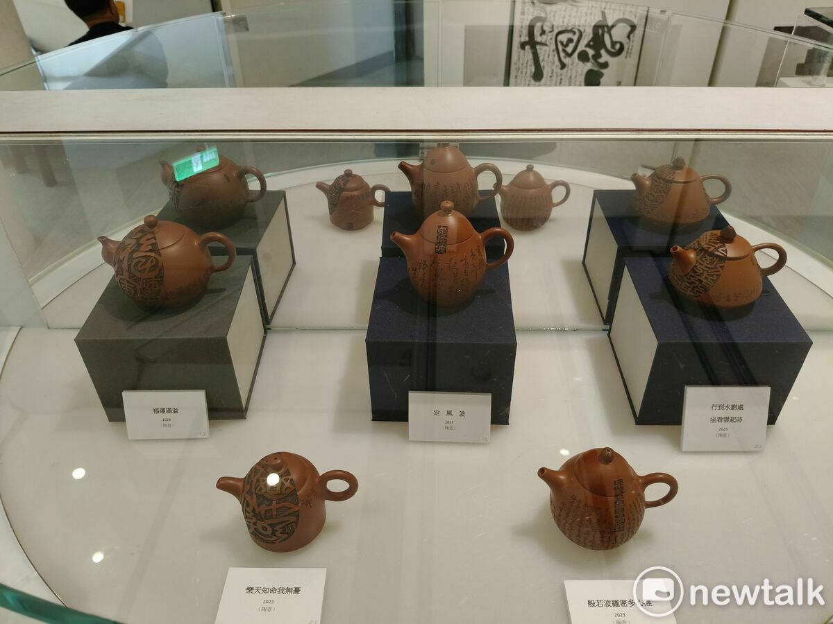 創價美術館研究員許志芳甫獲全國美展書法類金牌獎殊榮，備受藝術界矚目，在各界引頸企盼下，將於11日7日至26日在明宗書法藝術館舉辦「跡象──許志芳書藝刀刻創作展」，展出風格多元的書法作品，以及令人驚艷的異質書寫和陶壺刀刻創作， 圖：黃博郎／攝