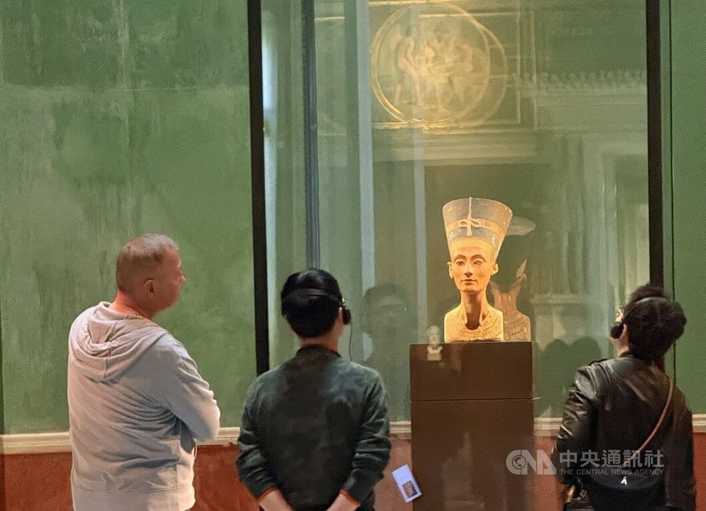 柏林新博物館展出的古埃及王后娜芙蒂蒂石灰岩半身像，每年吸引超過50萬人參觀。中央社記者林尚縈柏林攝　114年11月4日 圖：中央社提供