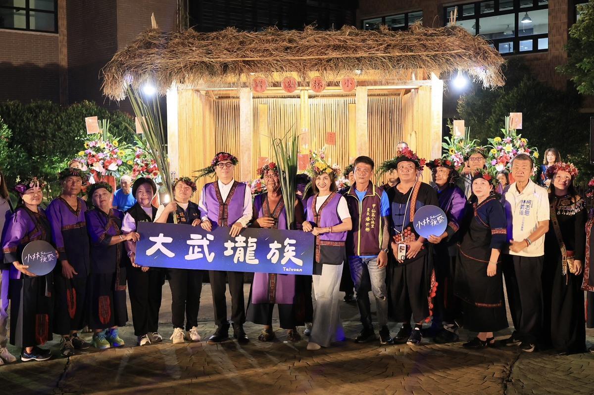 陳其邁(左六)身著平埔族傳統服飾出席「小林夜祭」，祭拜太祖也與族人一同牽戲，展現對大武壠族文化的深厚敬意與支持。 圖：高雄市政府/提供