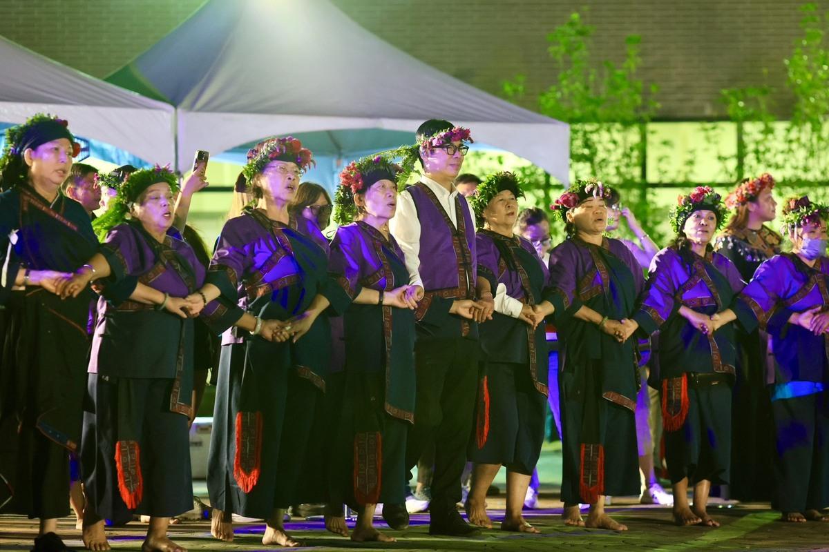 陳其邁(左五)著平埔族服飾出席小林夜祭，與族人一同共舞。 圖：高雄市政府/提供