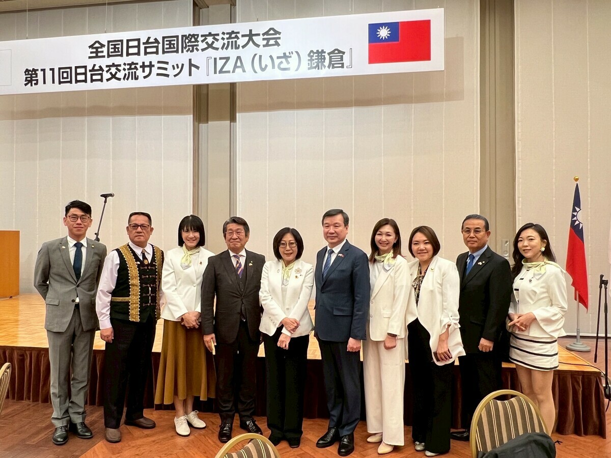 康裕成(左五)率高市議會代表團與全國日台友好議員協議會會長藤田和秀(左四)、駐日代表李逸洋(右五)、日台友好和歌山市議會議員連盟會長遠藤富士雄(右二)於會場合影。 圖：高雄市議會/提供