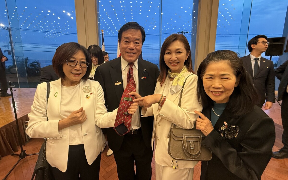 杉山信雄(左二)繫謝長廷致贈的領帶，與康裕成(左一)、李雨庭(右二)、前駐日代表秘書鄧淑晶(右一)合影。 圖：高雄市議會/提供