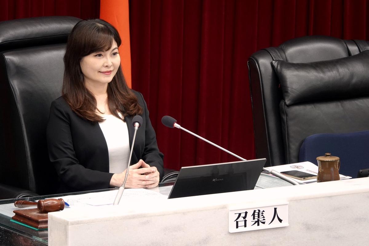 陳美雅質詢指出高雄某市立高中將校內5面全新的籃球場，以「一年半12萬元」的賤價出租給單一團體，且限制一般民眾不得進入，教育局表示已於9月18日要求學校終止契約。 圖：陳美雅服務處/提供