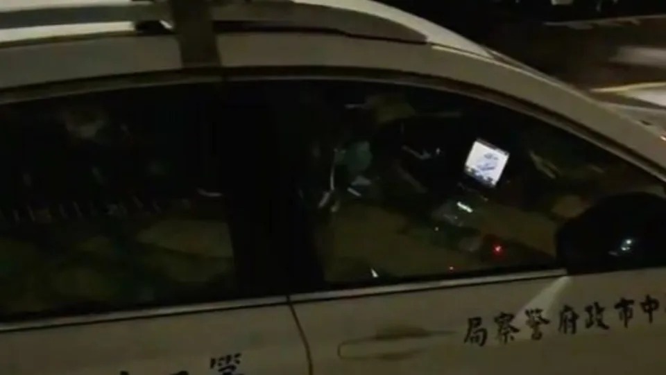 台中員警巡邏時被民眾拍到車上追劇，2名員警遭申誡2次處分。 圖：翻攝自社會事新聞影音
