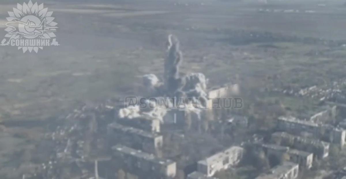 烏克蘭空軍以精準制導炸彈轟炸了羅丁斯克鎮建築中的俄軍指揮所。 圖：翻攝自 X