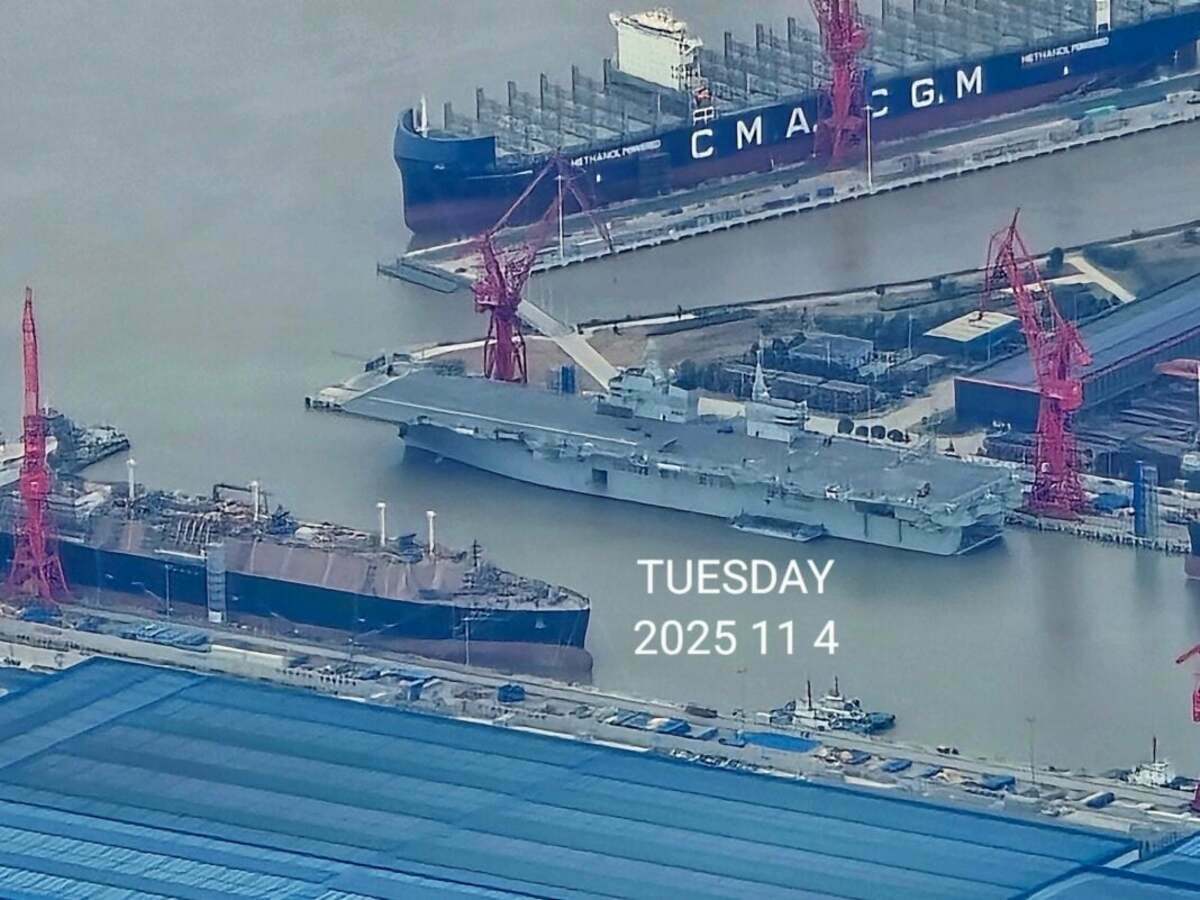 中國最新076型兩棲攻擊艦「四川艦」傳已完成碼頭整備，即將進行首次海上試航。 圖：翻攝微博