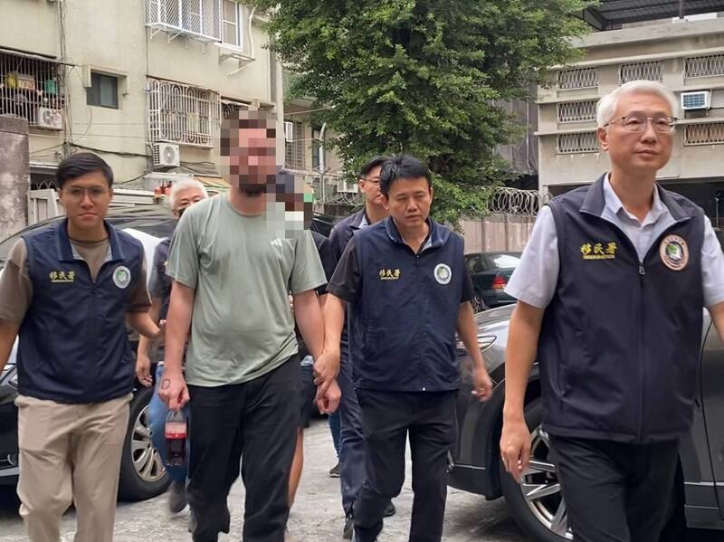 2名俄羅斯籍男子在台灣環島詐騙，賣慘募款聲稱治療手臂脫臼。 圖：翻攝畫面