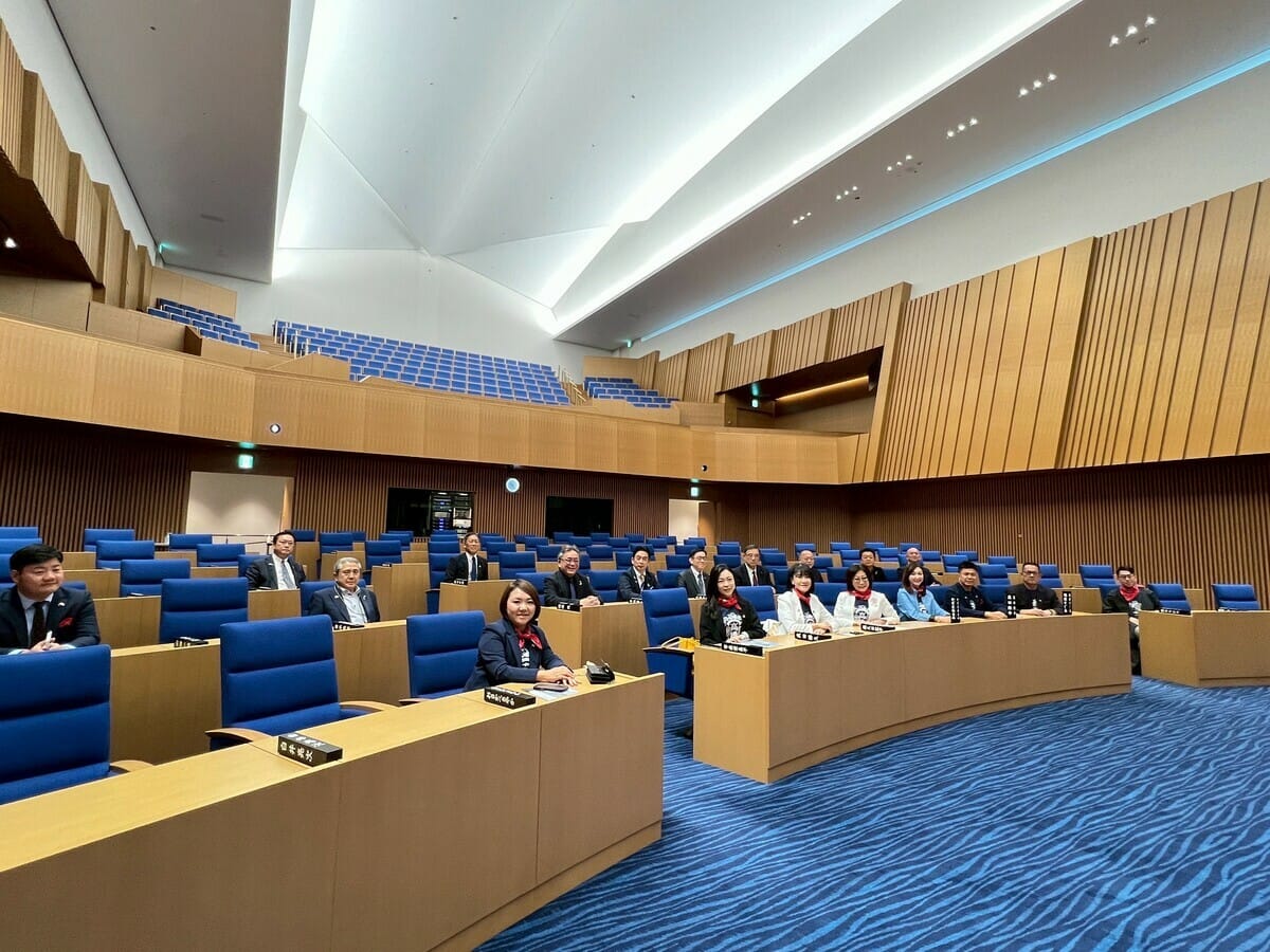 高雄市議會訪團參觀以船與海洋為主題設計的橫濱市議會議事廳。 圖：高雄市議會/提供