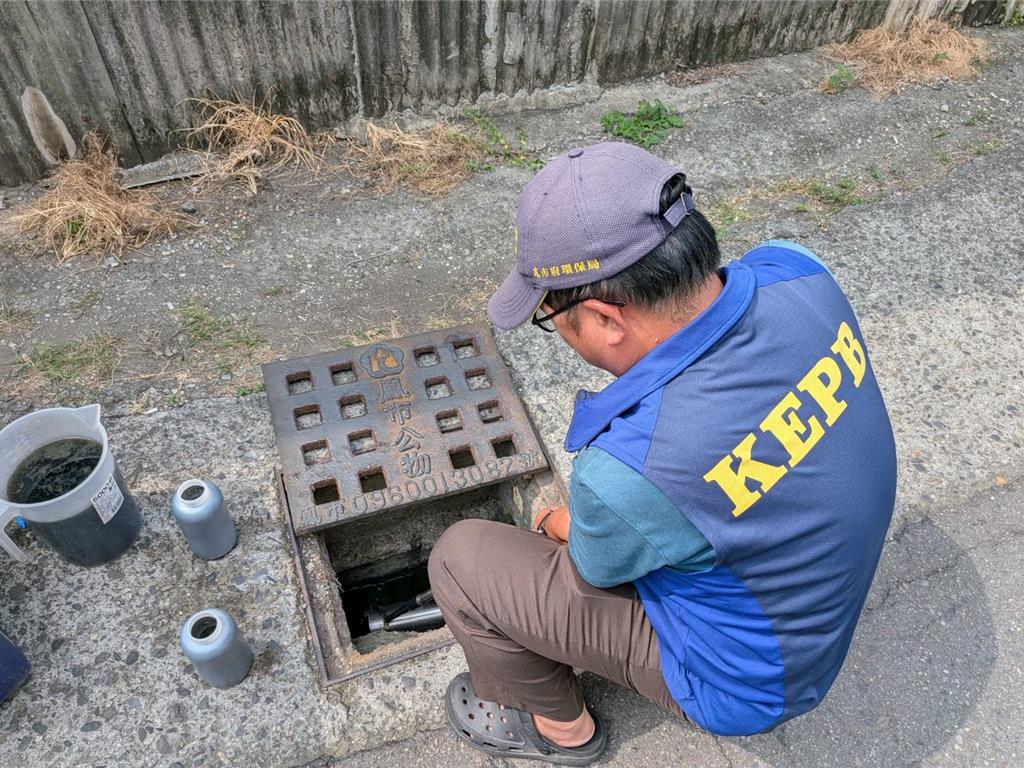 高雄鳳山溪連日呈現墨綠色，經查是電鍍工廠違法偷排強酸性廢水。 圖：高雄市環保局提供