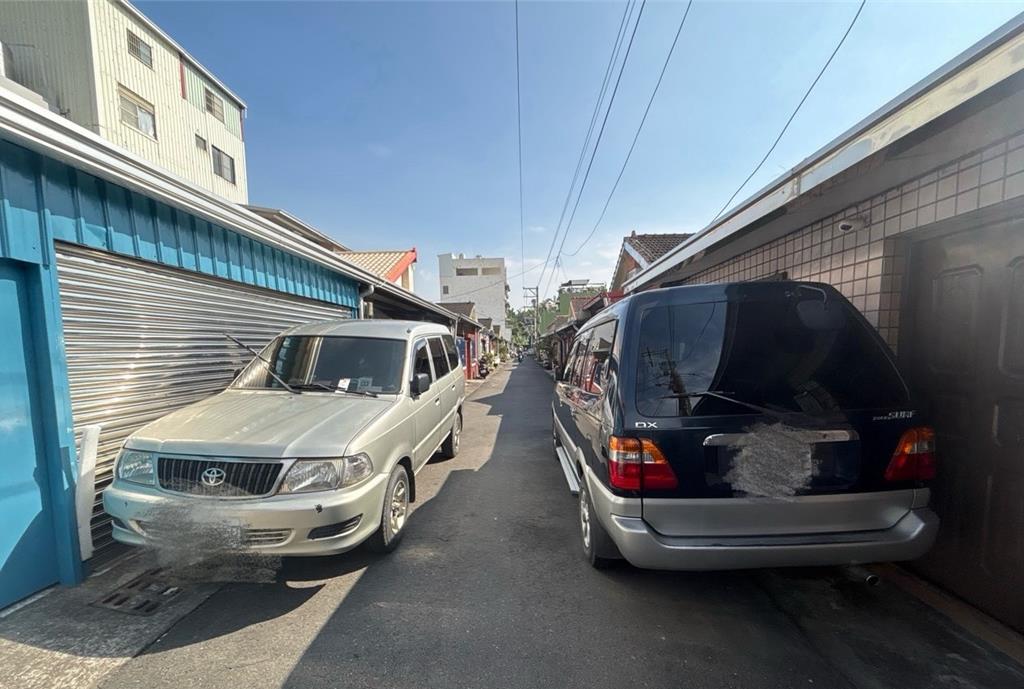 高雄市仁武區一處狹窄巷弄，為阻止對面住家違停，民眾也違停堵死道路，被開罰單都在所不惜。 圖：警方提供