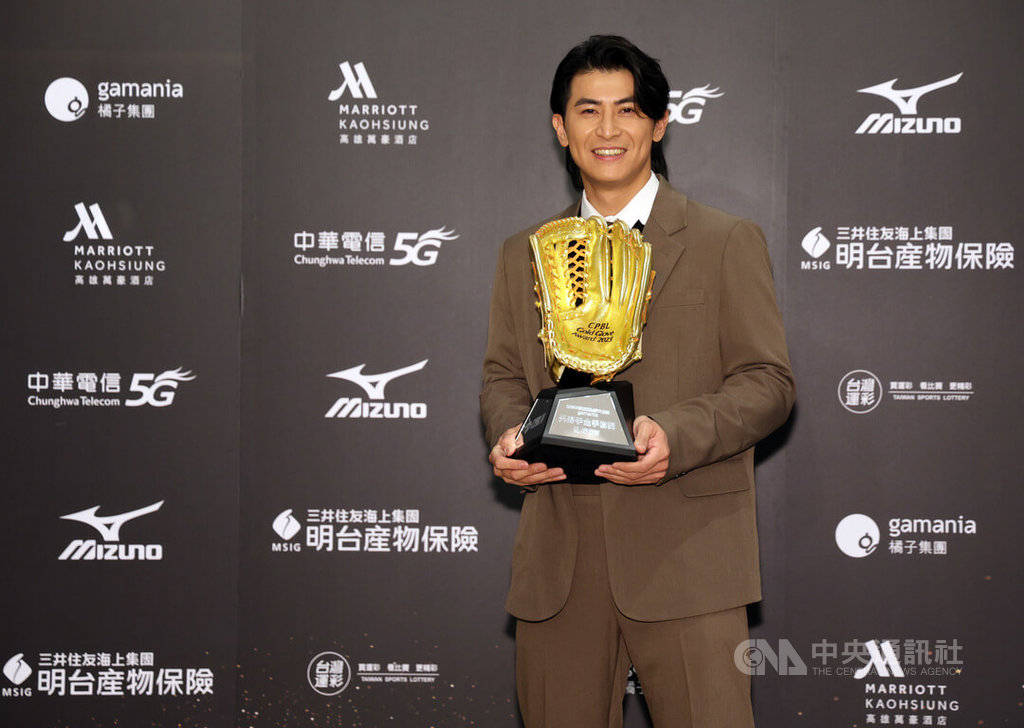 中華職棒統一獅當家球星陳傑憲（圖）頂著「台灣隊長」頭銜幫助球隊勇奪世界棒球12強冠軍，且連續4年榮獲外野手金手套獎，他5日晚間在高雄出席頒獎典禮受訪表示，感覺今年過得很充實。中央社記者張新偉攝　114年11月5日