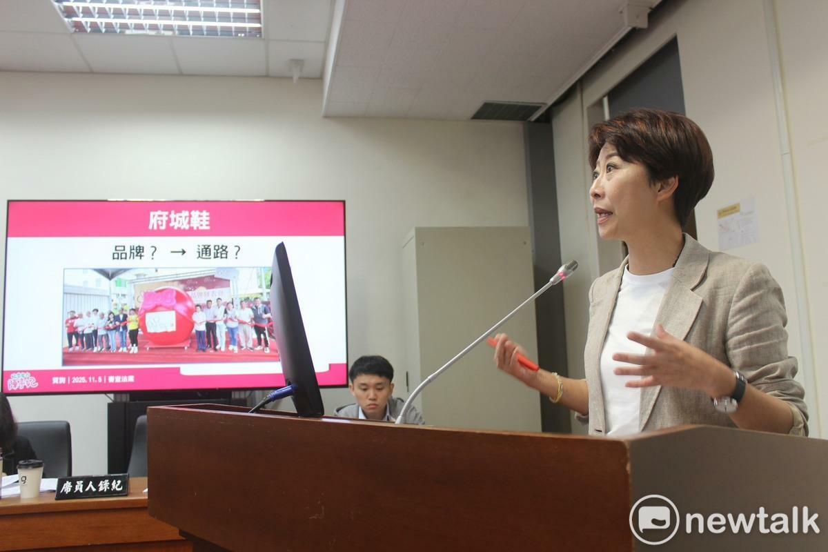 陳亭妃指出，台南為全台鞋類製造重鎮，過去傳產榮景能養活整個家庭，如今面臨市場轉型挑戰，政府應協助品牌再造、拓展通路，讓台灣在地工藝重新走進消費者生活。 圖：陳亭妃服務處提供