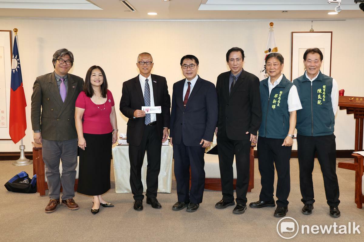 美國加州托倫斯市陳光豪市長由僑務顧問葉敏芬女士、清華大學邱富源副教授陪同到訪，市府由黃偉哲市長、新聞及國際關係處蘇恩恩處長、教育局鄭新輝局長、體育局陳良乾局長共同迎接，陳市長希望邀請台南市組隊前往托倫斯市參加國際少棒友誼賽，也針對城市治理經驗進行分享與交流。 圖：台南市政府提供