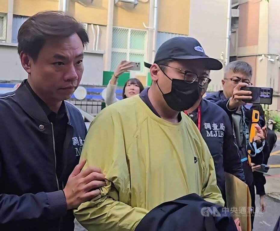 美方制裁柬埔寨太子集團犯罪組織，檢調發動偵蒐行動，調查局幹員5日下午移送第二波在台重要幹部王昱棠（黃衣）至台北地檢署複訊。中央社記者劉世怡攝　114年11月5日