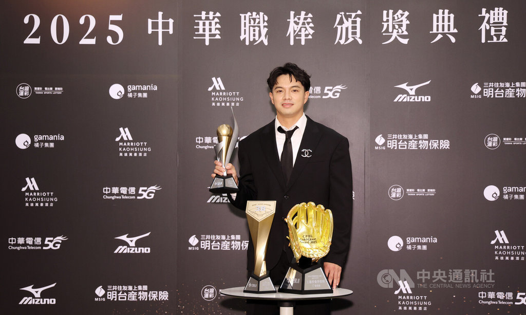 中華職棒台鋼雄鷹隊吳念庭（圖）5日出席頒獎典禮，今年球季拿下打擊王、最佳9人三壘手獎、與金手套三壘手獎。中央社記者張新偉攝　114年11月5日