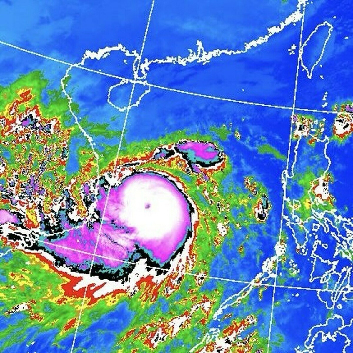 海鷗已增強為中颱，並對菲律賓造成重大災情，目前持續往越南前進。 圖：取自鄭明典臉書
