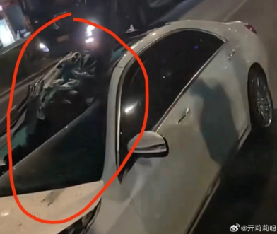 亓莉莉幾名員工開著她的車外出，在路上遭遇一輛大貨車和另一輛車兩面夾擊，結果車子被撞得報廢。 圖：翻攝自亓莉莉微博