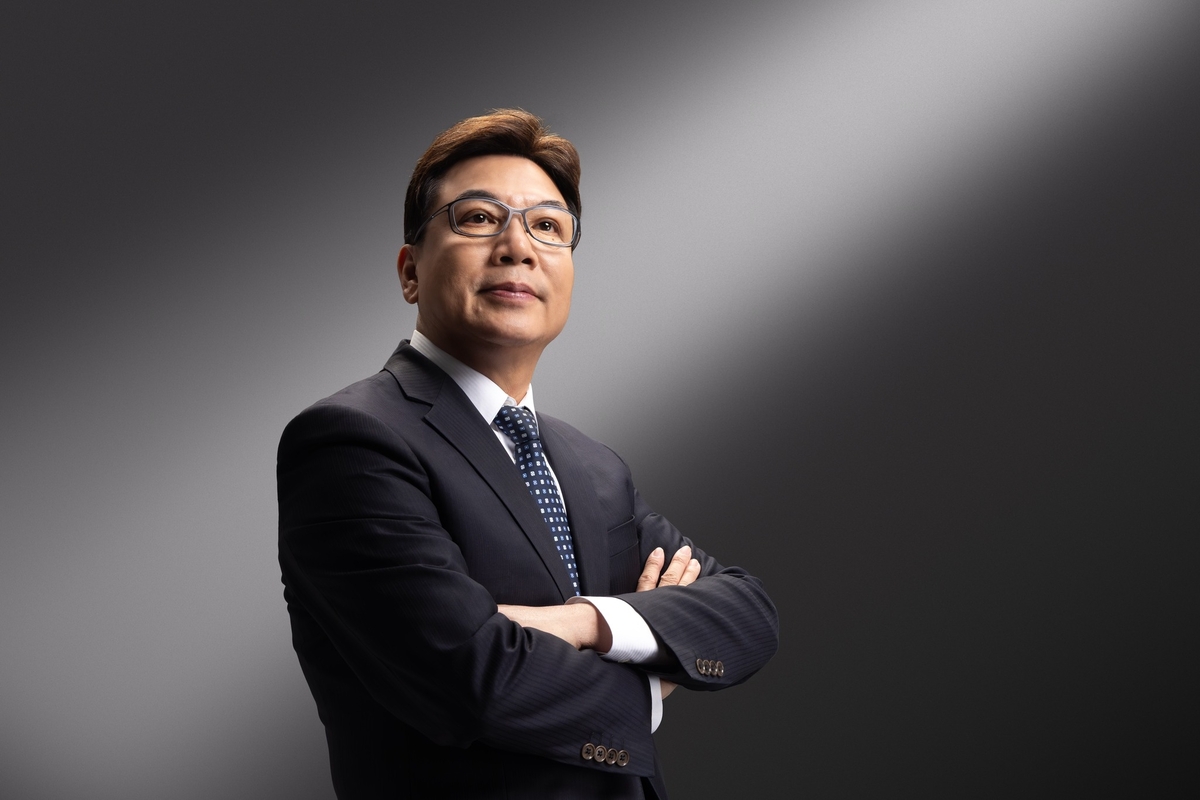 為了應戰明年新北市長選舉，新北市副市長劉和然近期釋出定裝照，表示自己準備好了。 圖：翻攝自劉和然臉書（資料照）