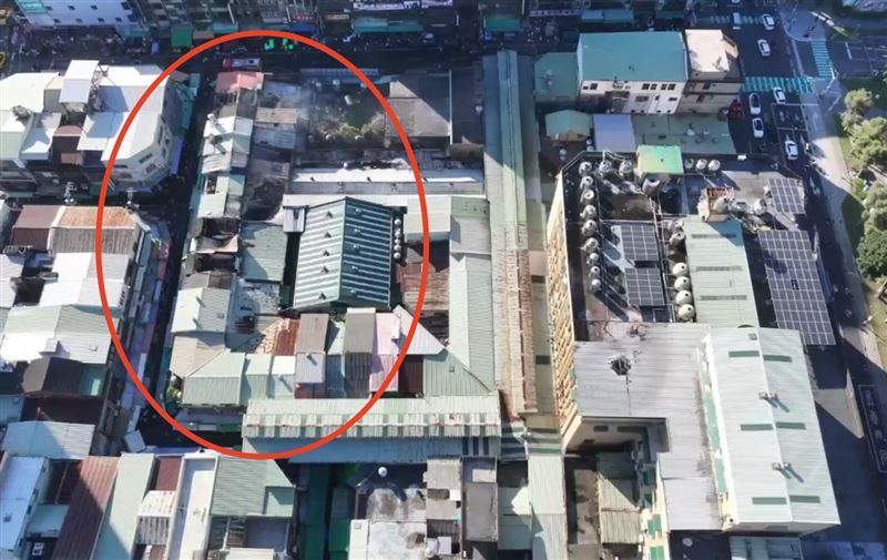 桃園南門市場大火，災後空拍畫面曝光。 圖：翻攝畫面