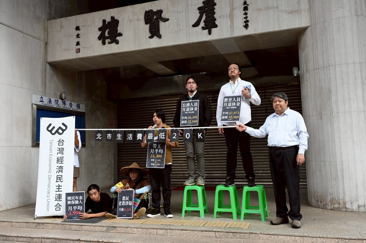 台灣經濟民主連合今（6）日在立法院群賢樓前演出行動劇「靜默的抗議：公教年改樓地板3萬2，國民年金何時有8千？」。 圖：台灣經濟民主連合提供
