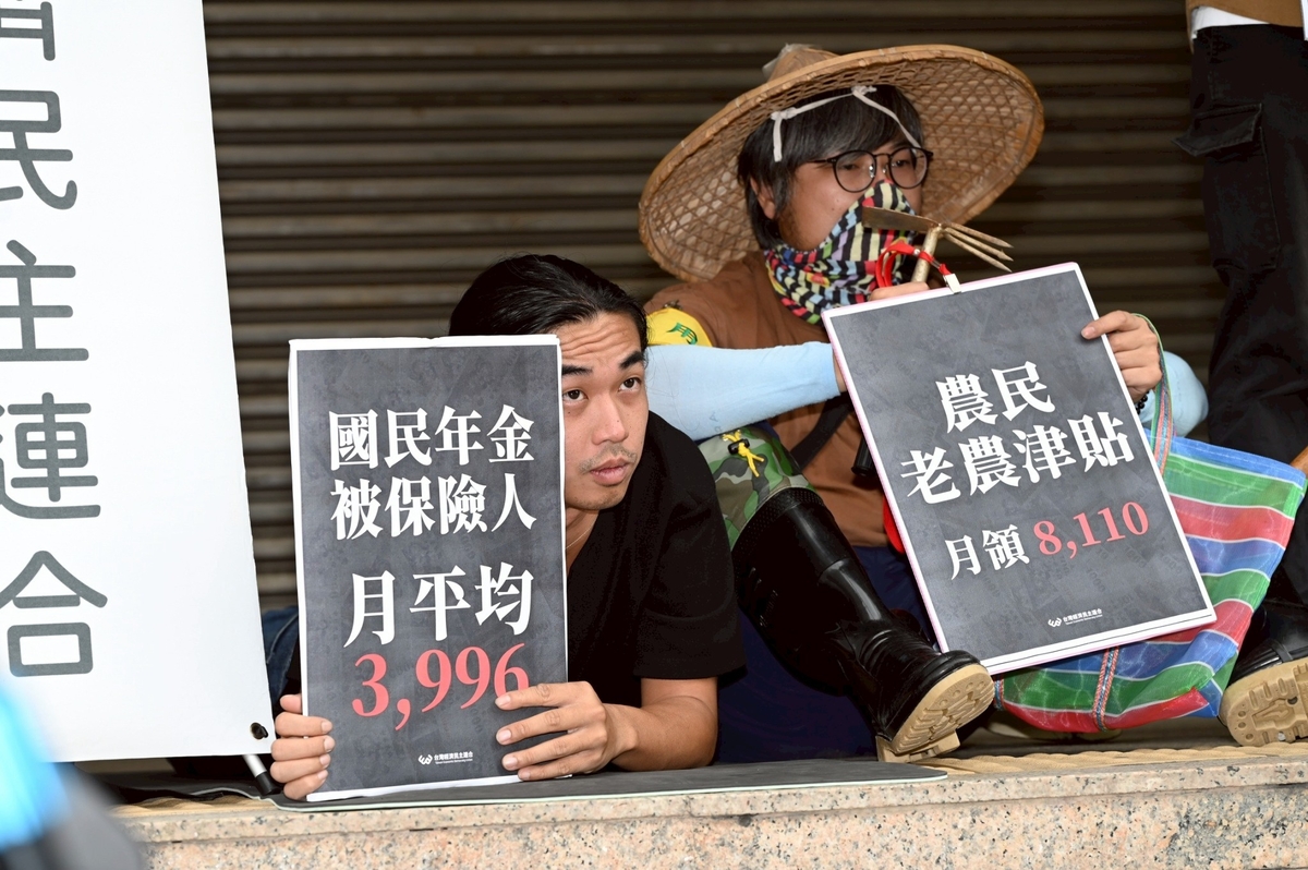 經民連指出，30萬農民月領8,110元老農津貼。150萬國民年金請領者，平均月領3,996元，其中依B式請領者近40萬人月領僅1,044元。 圖：台灣經濟民主連合提供