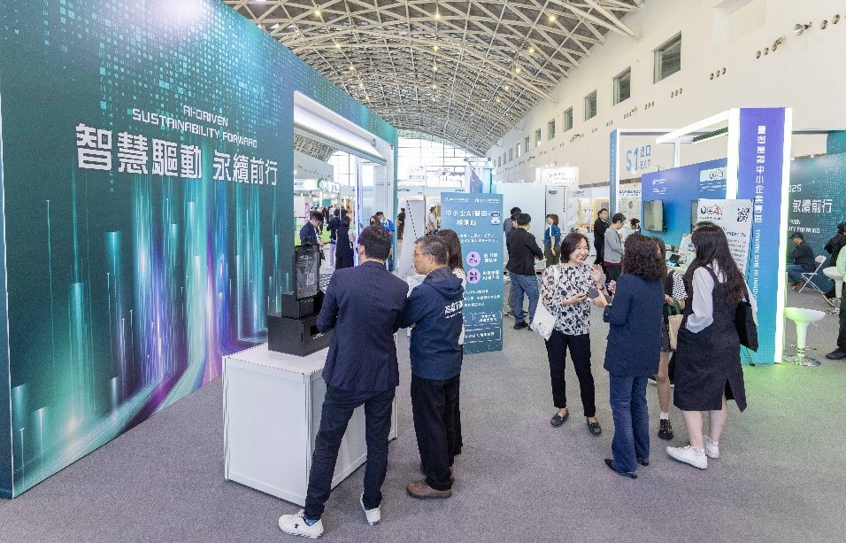 臺灣最讚中小企業專區規劃AI能源與環境、AI智慧供應鏈、AI智慧農食、AI永續消費四大展區，匯集15家示範業者串聯從生產到消費的淨零路徑以及數位轉型成果。 圖：主辦單位/提供