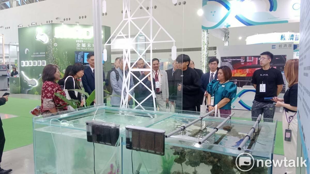 外賓參觀三地能源光電與養殖並行成果。 圖：孫家銘攝