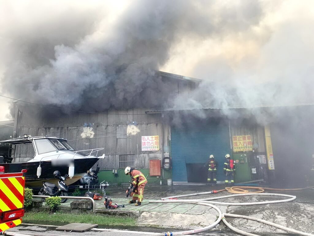 新北市樹林區柑園街1段6日上午11時許傳出火警，1層樓鐵皮屋工廠冒出濃濃黑煙，並全面燃燒，消防人車到場搶救。（民眾提供）中央社記者黃旭昇新北傳真  114年11月6日