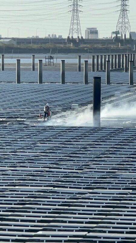 彰化彰濱工業區崙尾區海堤外海上太陽能板，6日發生電線走火意外，彰化縣消防局獲報出動消防人車前往滅火，火勢約花2小時撲滅，幸無人傷。（彰化縣消防局提供）中央社記者吳哲豪傳真　114年11月6日